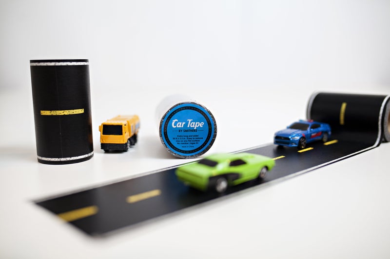 Car Tape شريط السيارة طويل للغاية وواسع! مسار شريط طريق السيارة مقاس 3.5 سم × 50 قدم للأطفال، إكسسوار رائع للسيارات المصبوبة ومجموعات القطارات. ملصق بشارع مطبوع للعب على الأرضيات. - Image 4